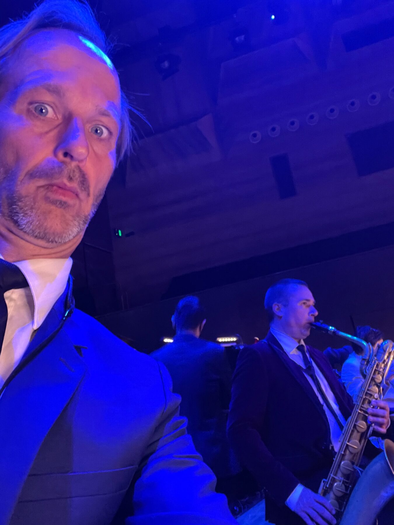 Remco Keijzer and fellow musicians under blue stage light